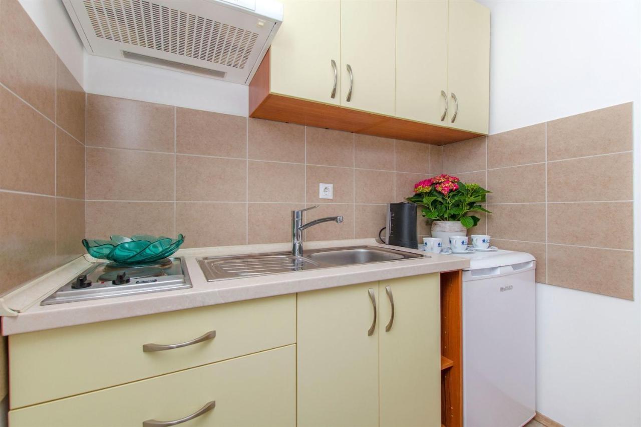 Apartments Mira 오미스 외부 사진