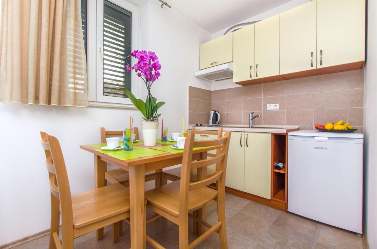 Apartments Mira 오미스 외부 사진