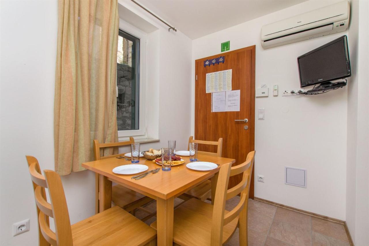 Apartments Mira 오미스 외부 사진