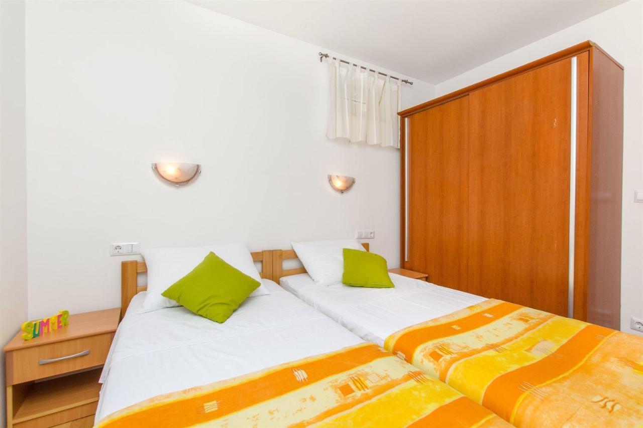 Apartments Mira 오미스 외부 사진