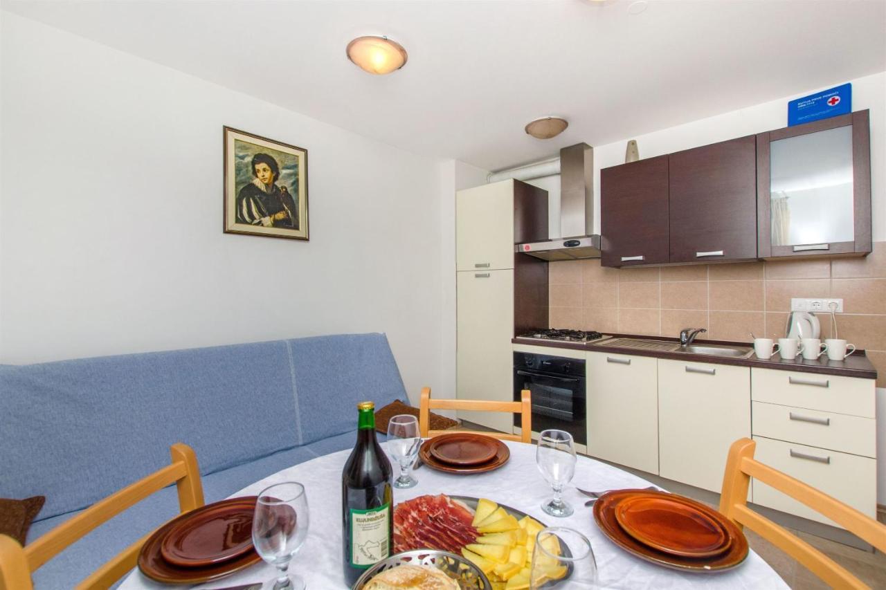 Apartments Mira 오미스 외부 사진