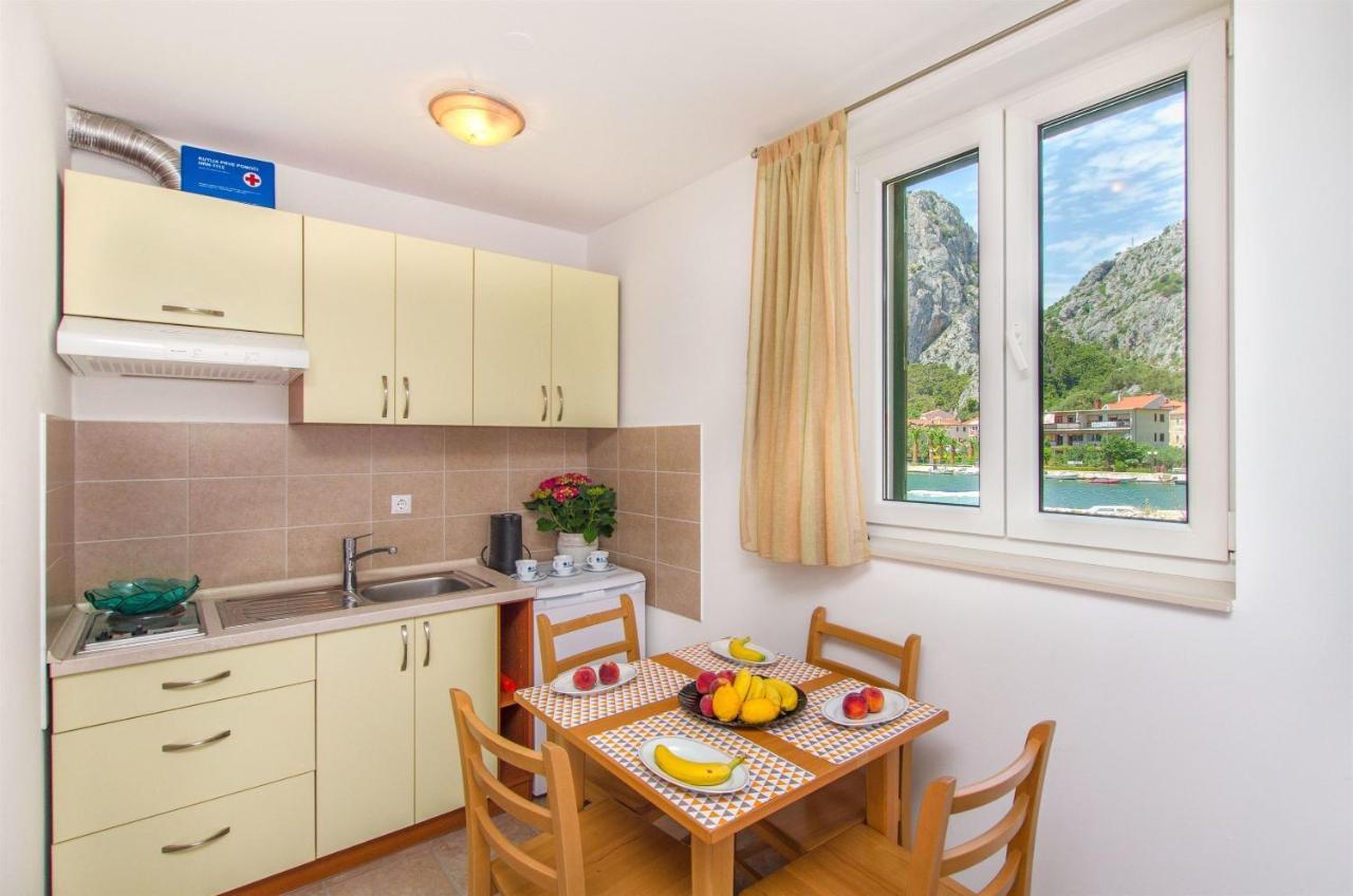 Apartments Mira 오미스 외부 사진