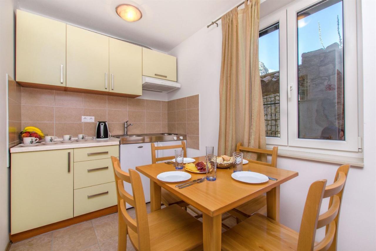 Apartments Mira 오미스 외부 사진