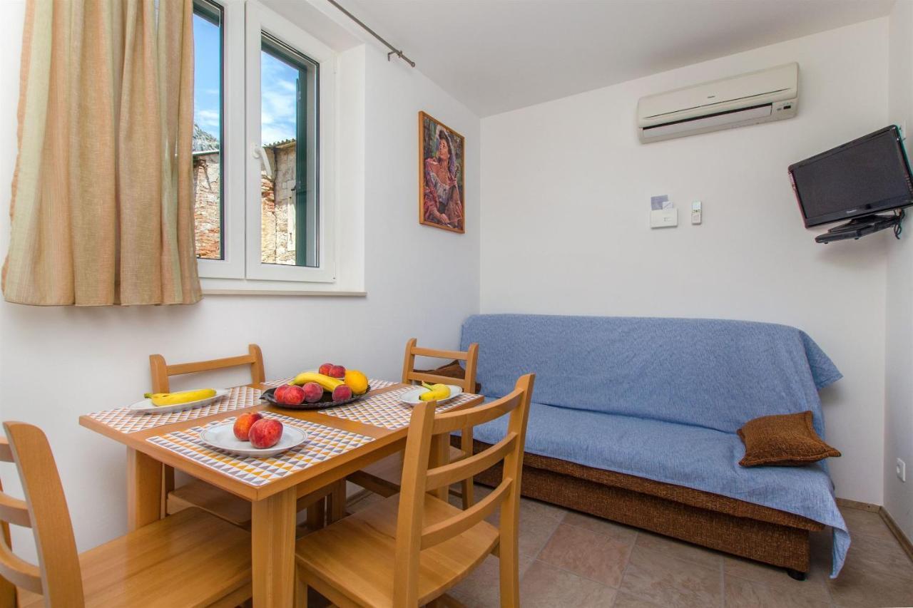 Apartments Mira 오미스 외부 사진