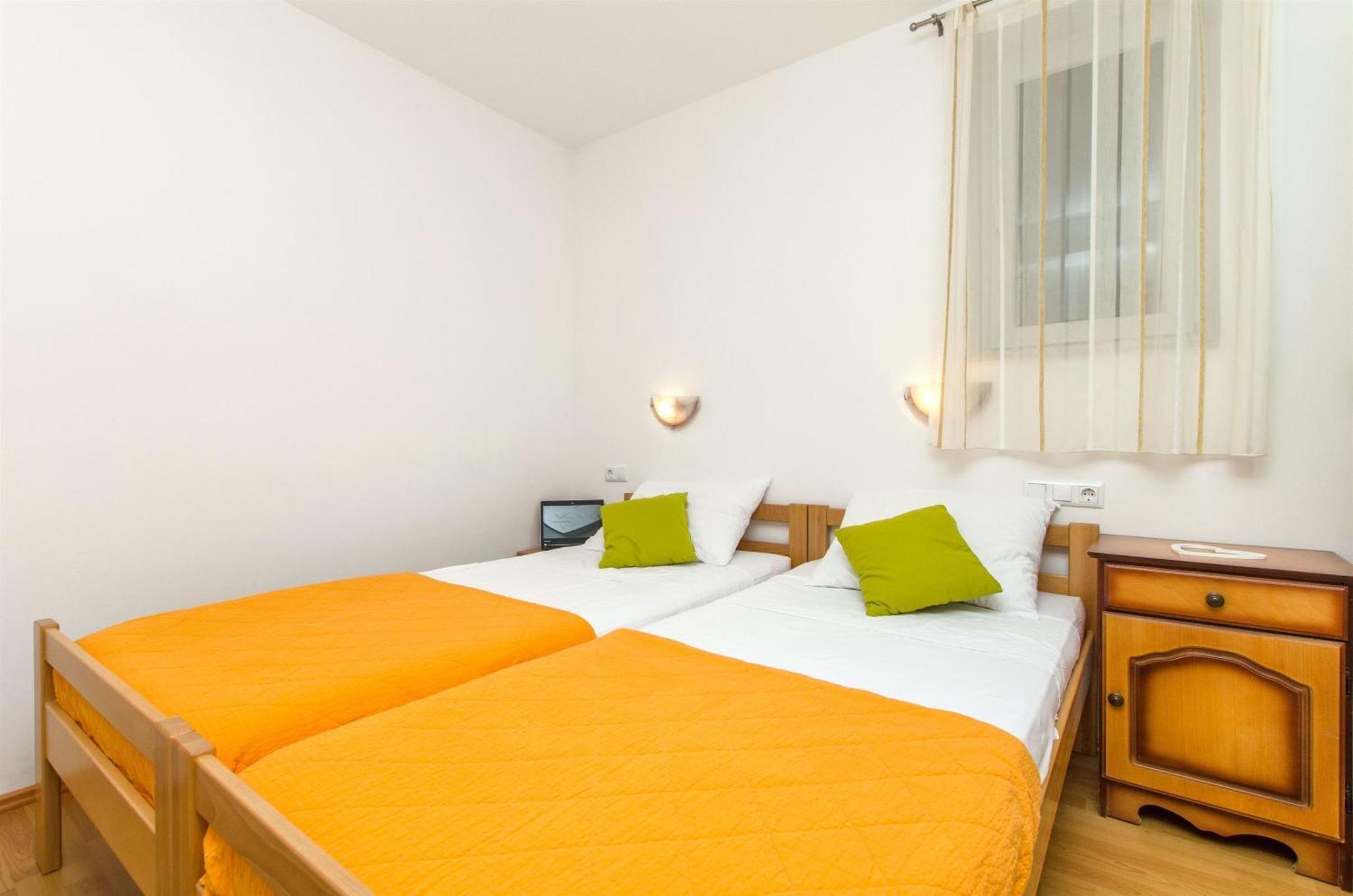 Apartments Mira 오미스 외부 사진