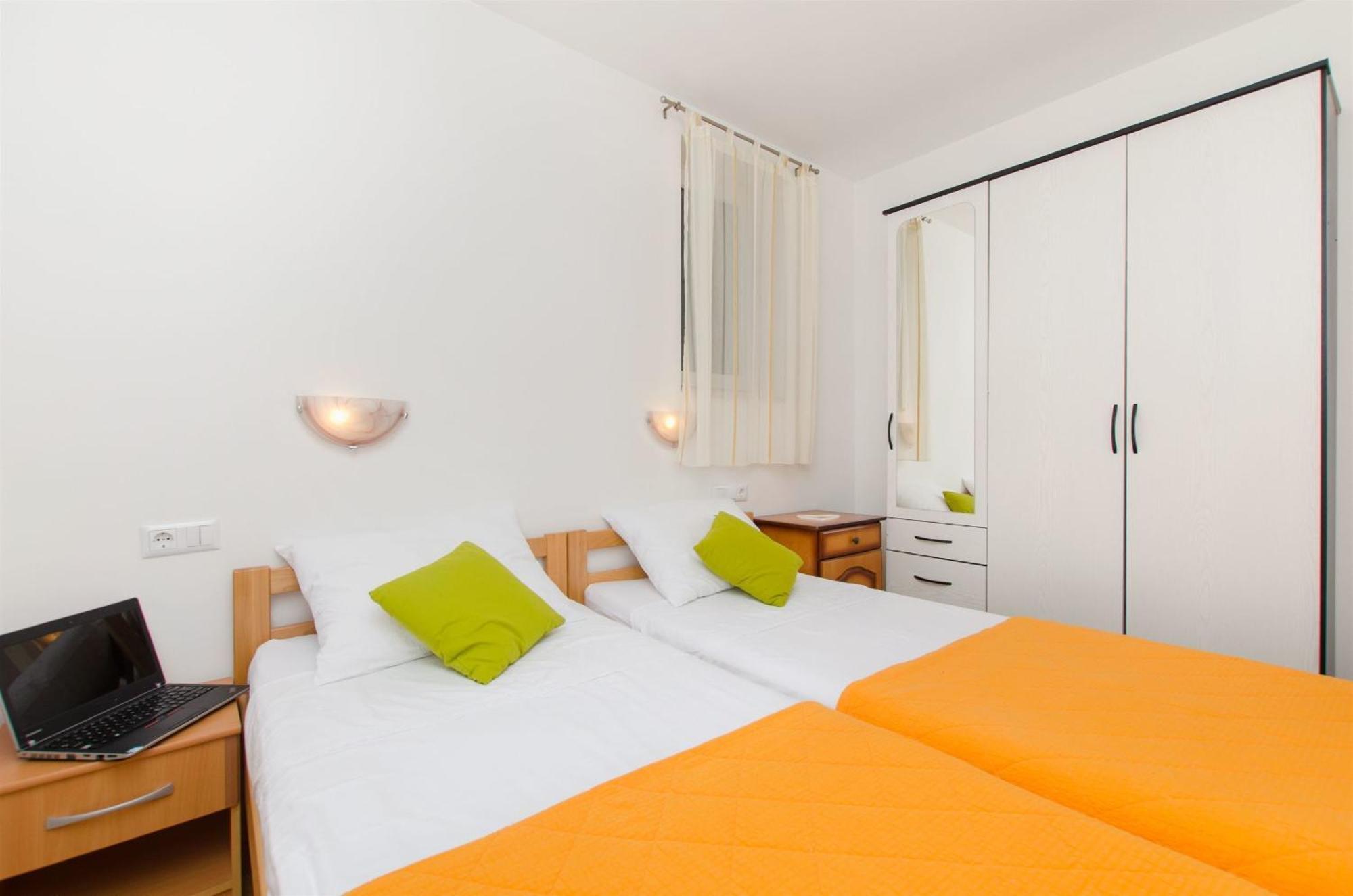Apartments Mira 오미스 외부 사진